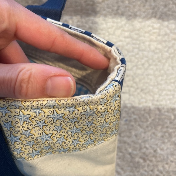 Vineyard Vines medium tote with beachy theme - Picture 6 of 7